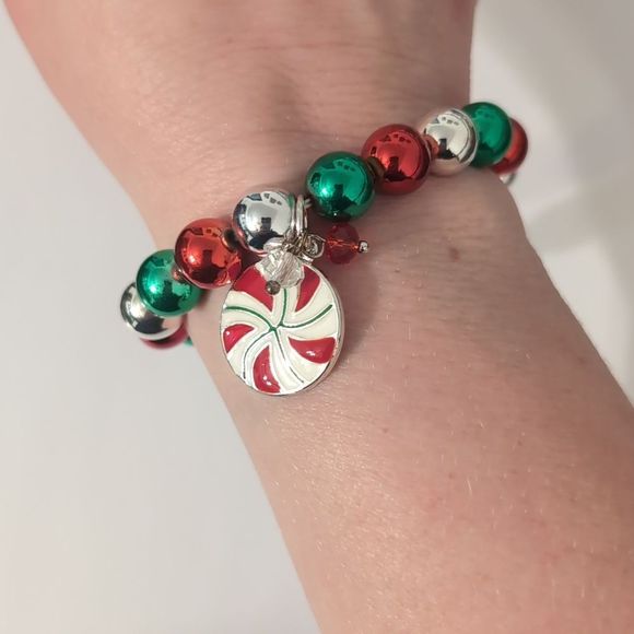 560 Red Green Silver Christmas Beaded Stretch Bracelet with Peppermint‎ Charm - Picture 1 of 4